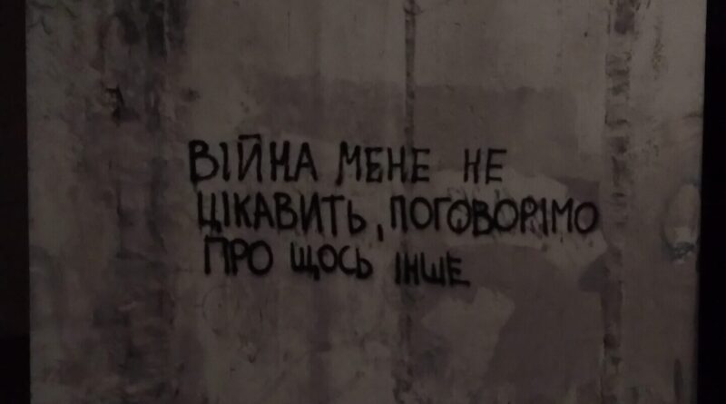 Napis "Nie interesuje mnie wojna, porozmawiajmy o czymś innym"